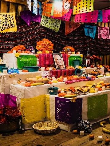 Ofrenda tradizionale a più livelli con papel picado, fiori di cempasúchil, candele e calaveras, prima edizione del Día de los Muertos Roma 2021.