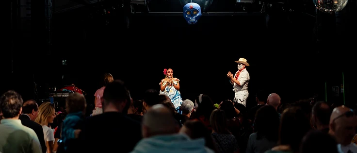 Palco e pubblico durante il Día de los Muertos Roma 2023.