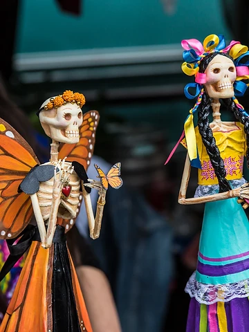 Figure artigianali ispirate a La Catrina durante l'edizione 2025 del Día de los Muertos Roma.