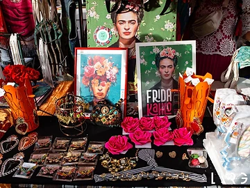 Il mercatino: Frida, fiori e artigianato