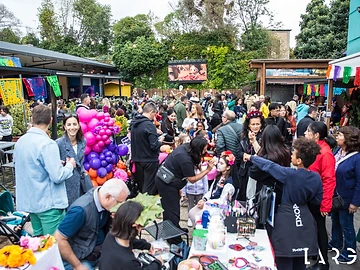 Pubblico e attività durante il Día de los Muertos Roma 2025.
