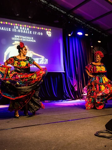 Danze tradizionali sul palco durante il Día de los Muertos Roma 2025.