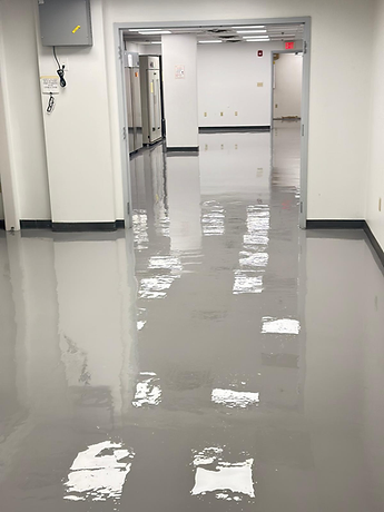 Corredor Comercial — Piso Epóxi Cinza Alto Brilho