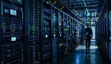 Sala de servidores com racks e indicadores luminosos