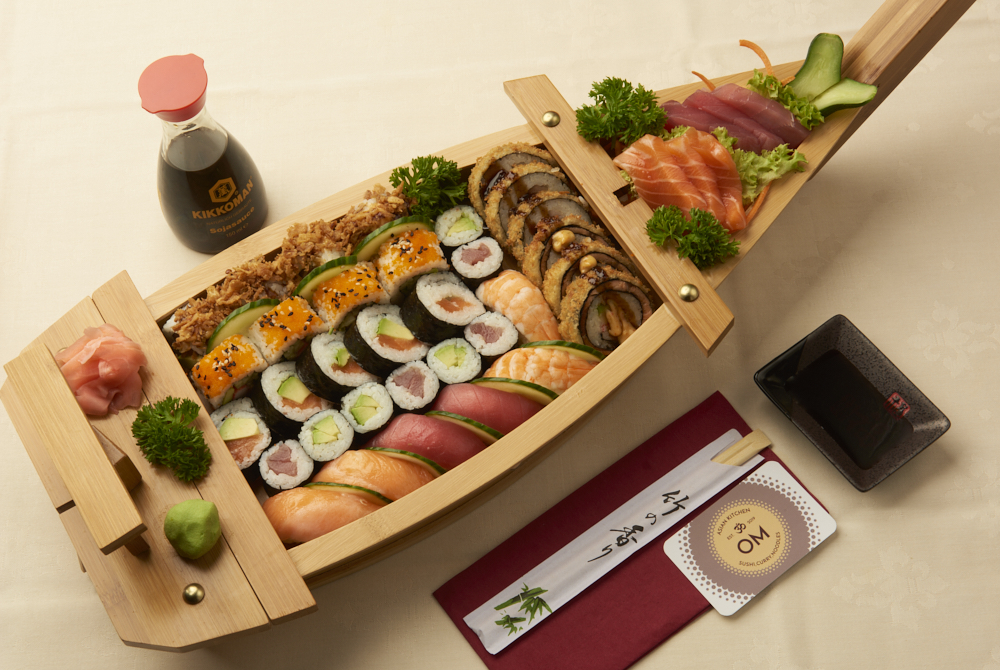 Ikura sushi boat met rolls, nigiri en sashimi