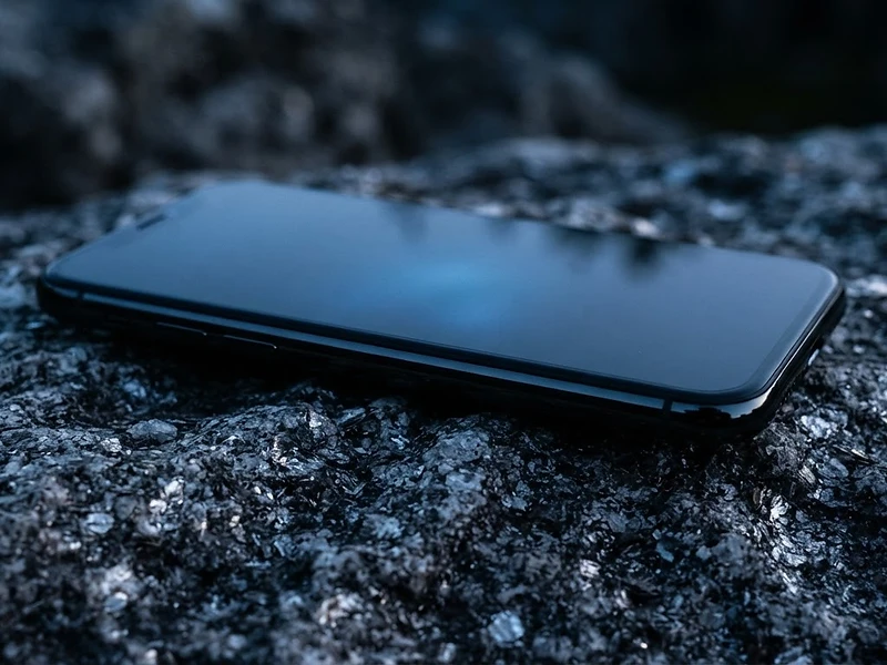 Granit de Lozère et smartphone moderne