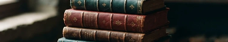 Livros de teologia com cruz