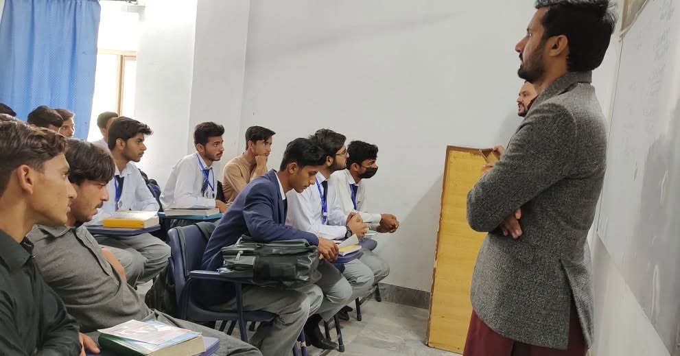 Instructor teaching students