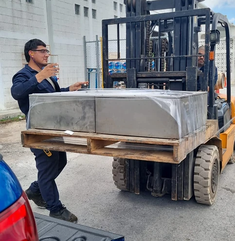 Montacargas cargando componente industrial