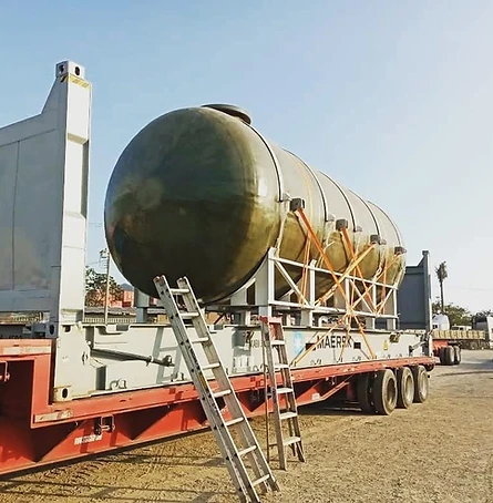 Tanque industrial sobre plataforma Maersk