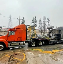 Tráiler naranja con maquinaria industrial