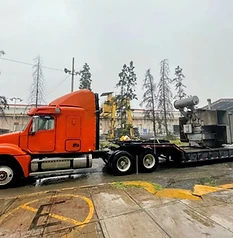 Tráiler naranja con maquinaria industrial