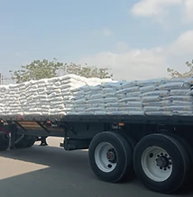 Camión rojo con sacas de citrato tripotásico