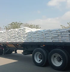 Camión rojo con sacas de citrato tripotásico