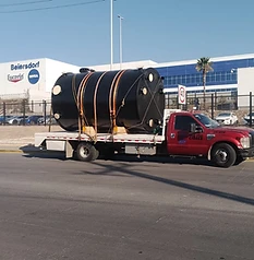 Tanque negro sobre camión rojo