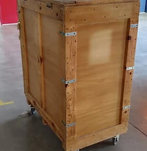 Cajón de madera sobre ruedas