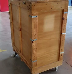Cajón de madera sobre ruedas