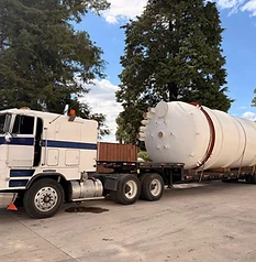 Freightliner blanco con tanque blanco