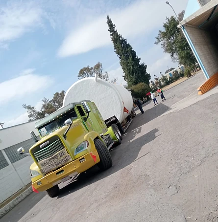 Freightliner verde lima con tanque blanco