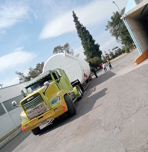Freightliner verde lima con tanque blanco