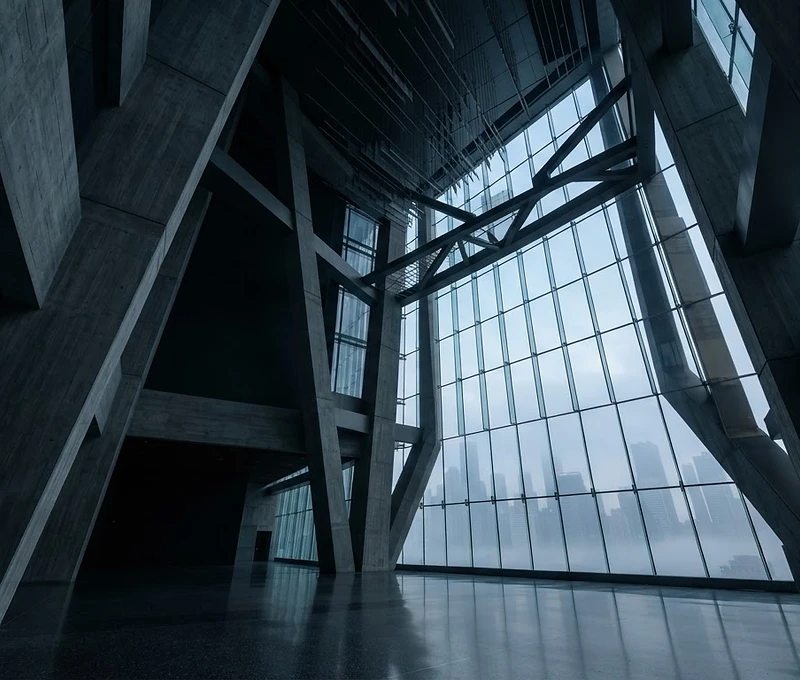 Monumentale Glas- und Betonarchitektur im Morgenlicht