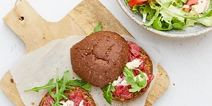 Broodje carpaccio met rucola en dressing