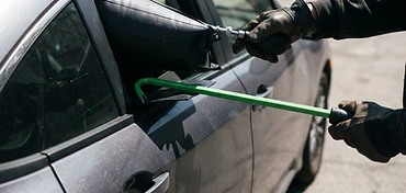 Autodeur wordt geopend met professioneel lockout-gereedschap