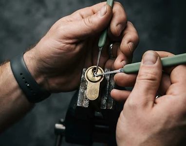 Slotenmaker pickt een cilinderslot open met spanning en pick