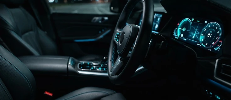 Wnętrze samochodu AION Taxi nocą