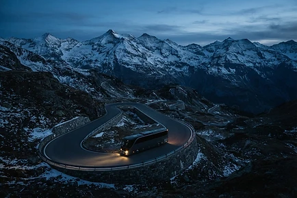 Pullman su un passo alpino all’ora blu