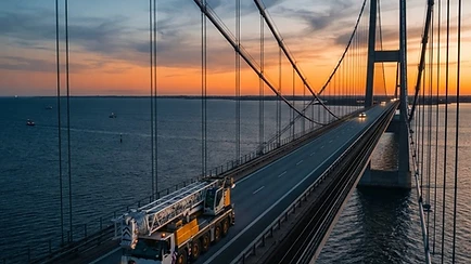 Autogru su un ponte sospeso sul mare