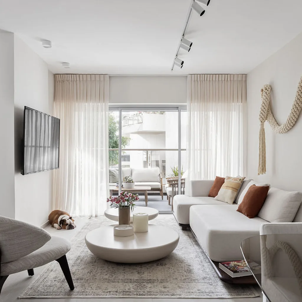 AY APARTMENT | רמת השרון — סלון מינימליסטי עם וילונות ומרפסת, עיצוב פנים SHIR SHINE