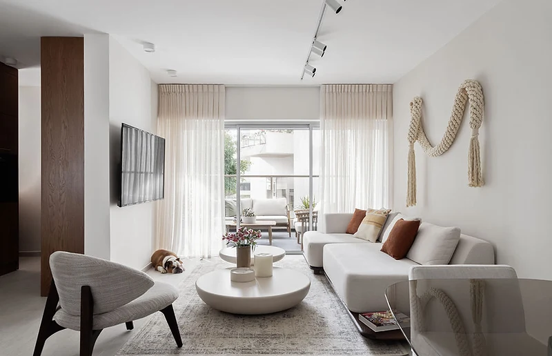 AY APARTMENT | רמת השרון — סלון מינימליסטי עם וילונות ומרפסת, עיצוב פנים SHIR SHINE