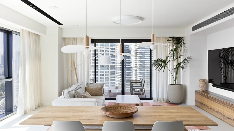 HM APARTMENT — סלון ופינת אוכל המשקיפים אל פארק בבלי, תל אביב