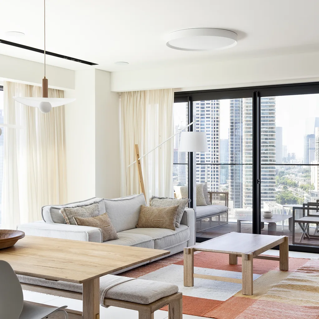 HM APARTMENT | פארק בבלי, תל אביב — סלון ופינת אוכל פתוחים למרפסת עירונית, עיצוב פנים SHIR SHINE