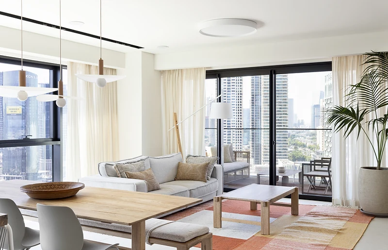 HM APARTMENT | פארק בבלי, תל אביב — סלון ופינת אוכל פתוחים למרפסת עירונית, עיצוב פנים SHIR SHINE