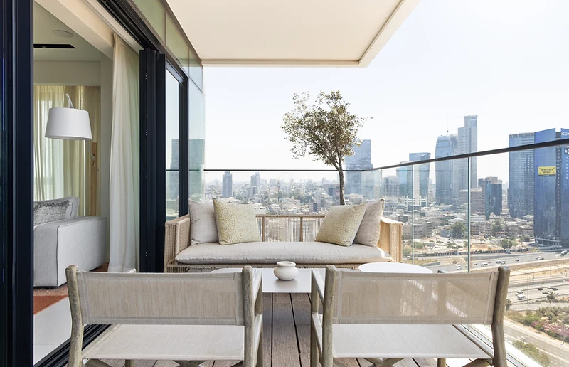 HM APARTMENT | פארק בבלי, תל אביב — מרפסת המשקיפה אל קו הרקיע של פארק בבלי, עיצוב פנים SHIR SHINE
