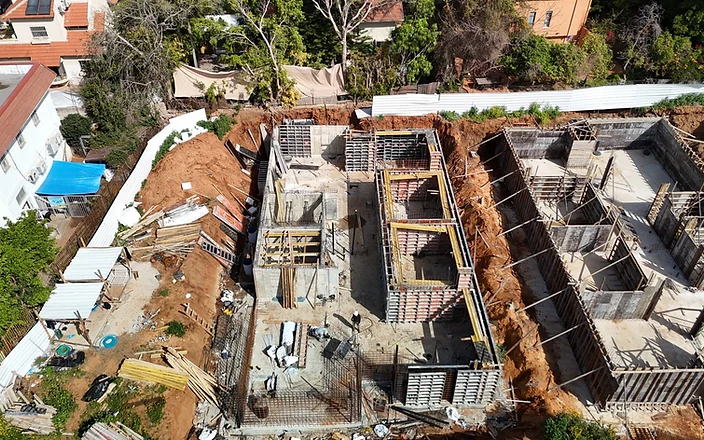 אתר הבנייה של בית פרטי בהוד השרון — שלב יסודות וקירות בטון בתהליך תכנון ועיצוב בית פרטי