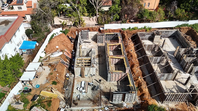 B VILLA — אתר הבנייה של בית פרטי בהוד השרון בתכנון וביצוע, עיצוב פנים מאת שיר שיין