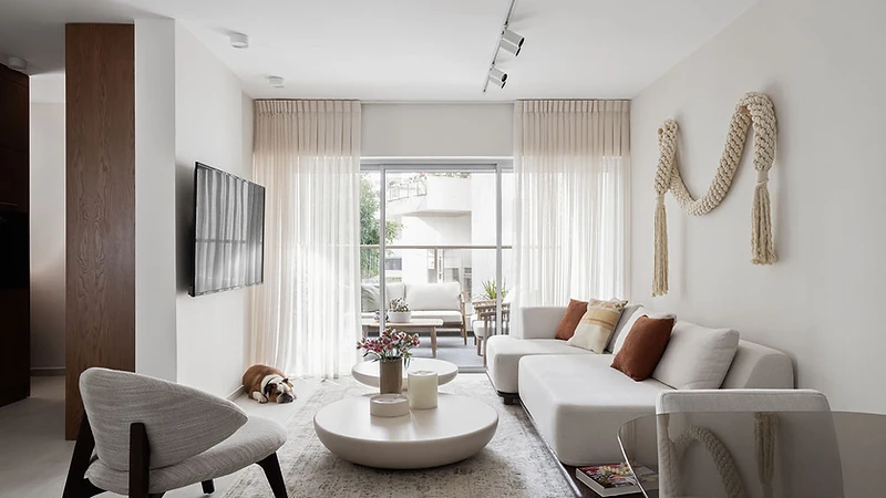 AY APARTMENT — סלון מואר בדירת מגורים ברמת השרון, עיצוב פנים מאת שיר שיין