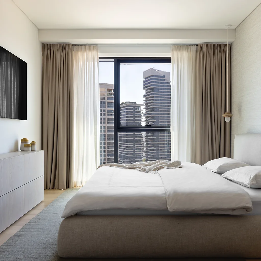 HM APARTMENT | פארק בבלי, תל אביב — חדר שינה עם חלון לנוף עירוני, עיצוב פנים SHIR SHINE