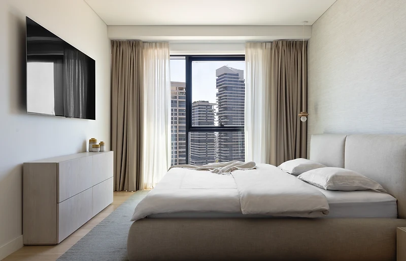 HM APARTMENT | פארק בבלי, תל אביב — חדר שינה עם חלון לנוף עירוני, עיצוב פנים SHIR SHINE