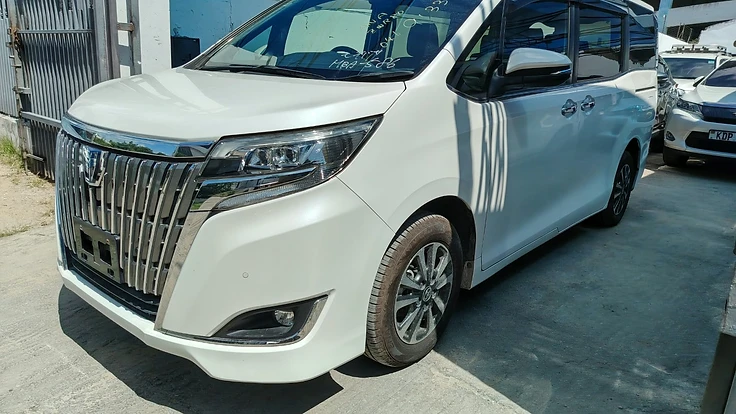 FOR SALE: 2020 TOYOTA ESQUIRE HYBRID – PREMIUM FAMILY MPV!