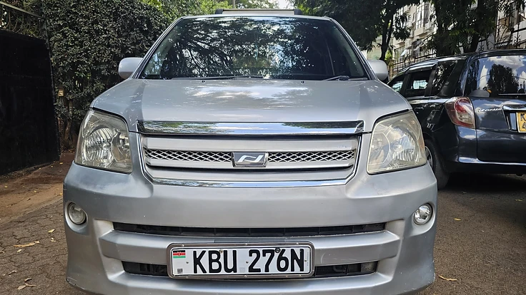 TOYOTA NOAH YEAR 2005