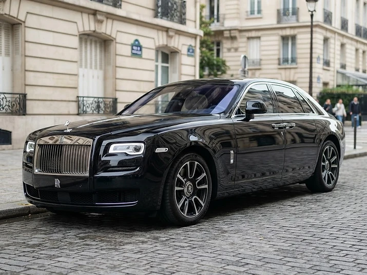 Rolls-Royce Ghost — سيدان فاخر للغاية luxury chauffeur vehicle in Paris
