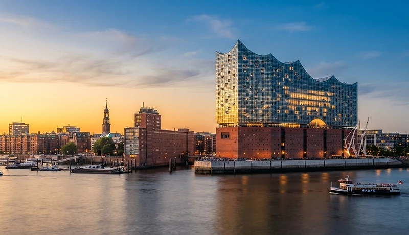 Elbphilharmonie in Hamburg bei Sonnenuntergang
