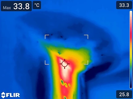 Thermografische Aufnahme einer Decke mit Wärmeanomalie