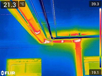Thermografische Aufnahme des Leitungsverlaufs in der Decke