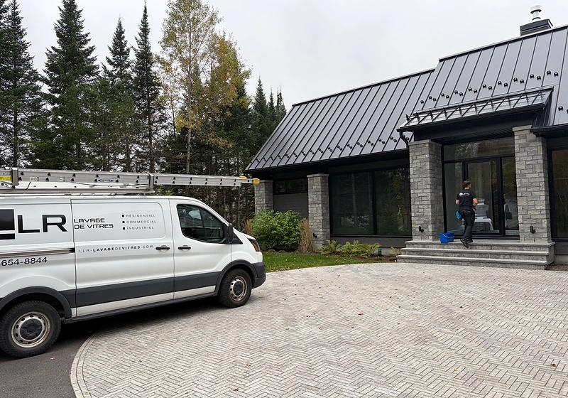 Camionnette LLR devant une résidence
