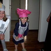 Isa de niña, vestida de chef